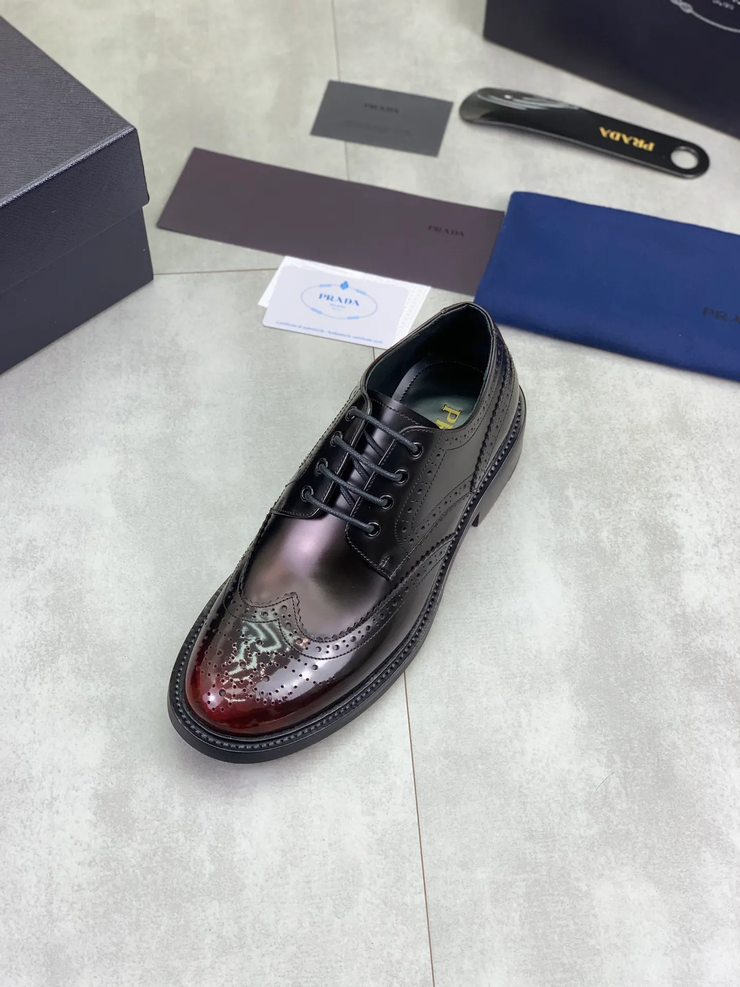 Factory price P980 💰 (genuine leather outsole series) original quality, top version 🔱 ＰＲＡＤＡPrada. Men's business casual leather shoes, top quality cow leather. 1:1 shipment⬆️Luxurious and noble👞All imported original color-changed cowhide, just to create a more comfortable wearing experience. Upper: Original comfortable selected high-end color-changed calfskin➕Top imported water-dyed full cow lining, original lightweight and comfortable high-grade genuine leather outsole✔️Code number: 39-44 (38 45 46 47 can be customized)